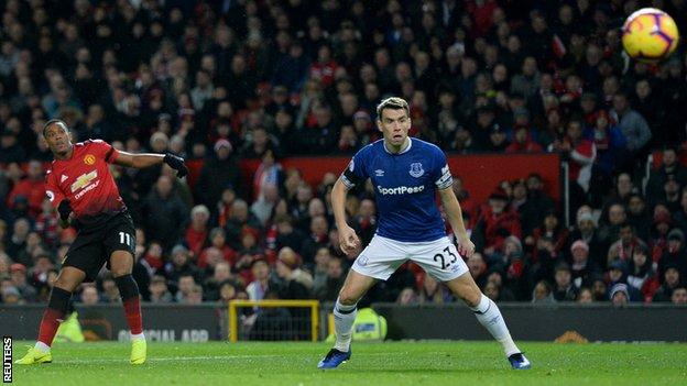 Man Utd 2 1 Everton Paul Pogba scores penalty rebound to set up