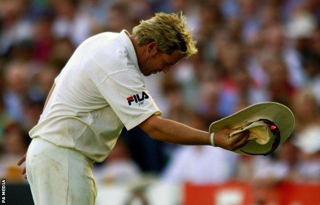 Shane Warne salutes the crowd with hat off
