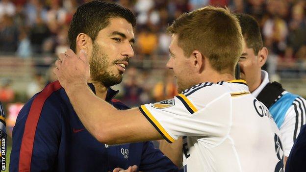 Luis Suarez and Steven Gerrard embrace before a friendly in Los Angeles