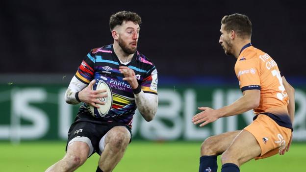 Alex Cuthbert of Ospreys takes on Vincent Rattez of Montpellier