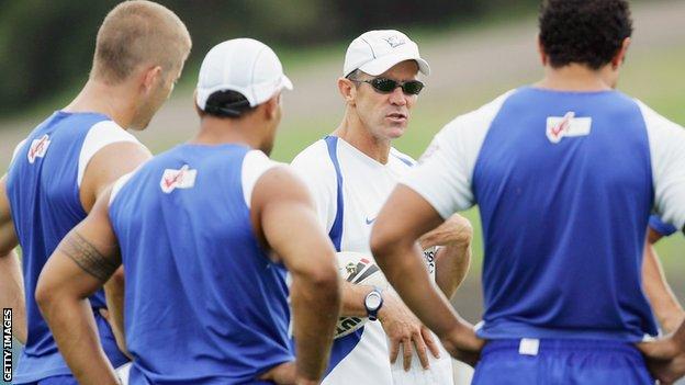 Steve Folkes in discussion with Canterbury's players in their 2004 NRL premiership winning season