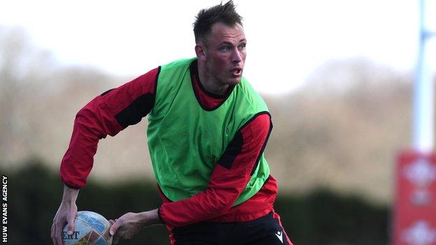 Chris Smith passes in Wales Sevens training