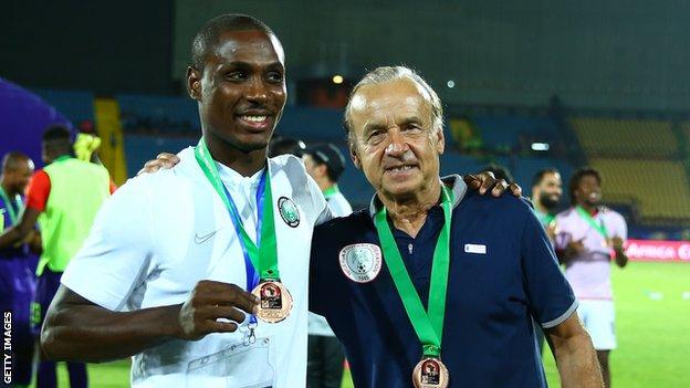 L'attaquant nigérian Odion Ighalo (à gauche) avec l'entraîneur Gernot Rohr après avoir remporté le bronze à la Coupe d'Afrique des Nations 2019