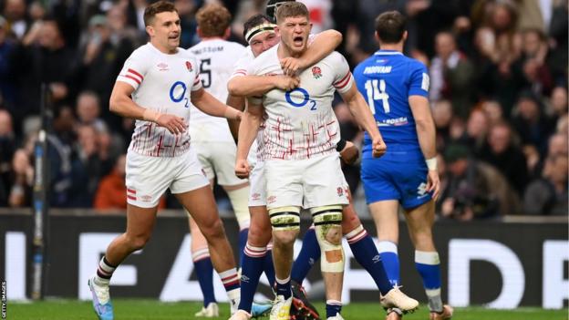 Jack Willis celebrates scoring a try