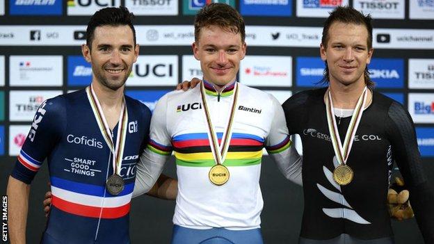 Ethan Hayter celebrates on podium with silver medallist France's Benjamin Thomas and bronze medallist New Zealand's Aaron Gate