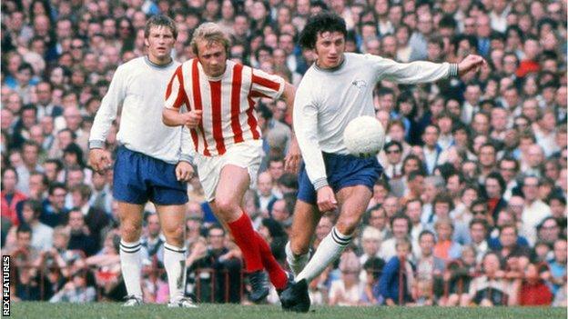 Roy McFarland (Derby) Jimmy Greenhoff (Stoke) et Colin Todd (derrière)