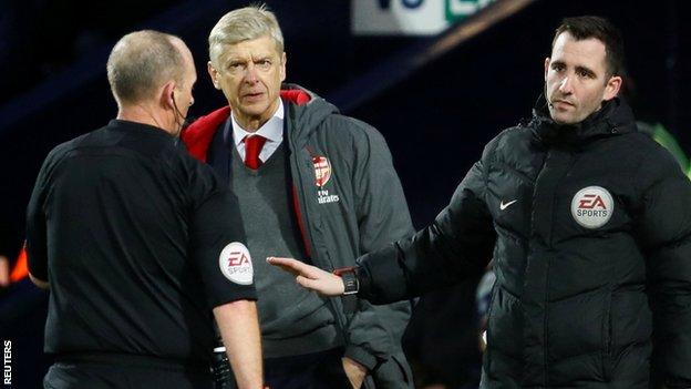 Arsenal manager Arsene Wenger (centre) and referee Mike Dean