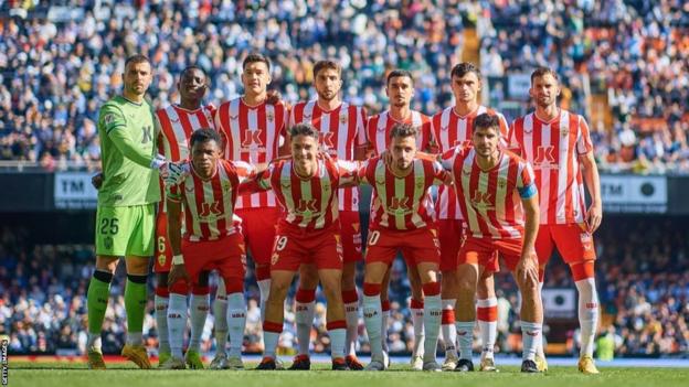 Os jogadores do Almería, que ainda não venceram 24 jogos da La Liga nesta temporada, posam para uma foto do time