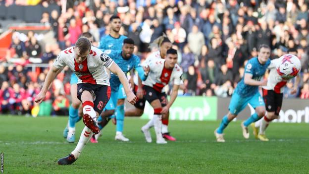 James Ward-Prowse marca de penalti para el Southampton