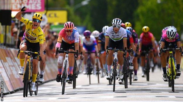 Marianne Vos wins stage six of the 2022 Tour de France Femmes