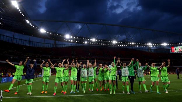 Wolfsburg célèbre sa victoire contre Arsenal en demi-finale de la Ligue des champions à l'Emirates Stadium