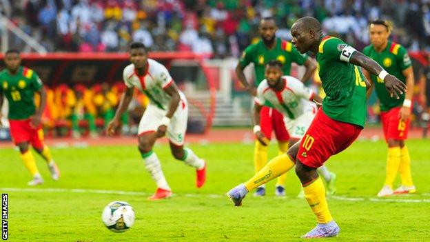 Vincent Aboubakar marca para Camerún de penalti