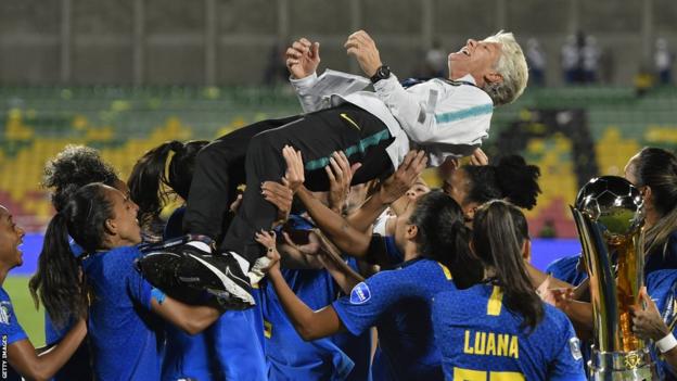 Las jugadoras de Brasil levantan a la entrenadora Pia Sundhage luego de ganar el partido final entre Brasil y Colombia como parte de la CONMEBOL Copa América Femenina 2022
