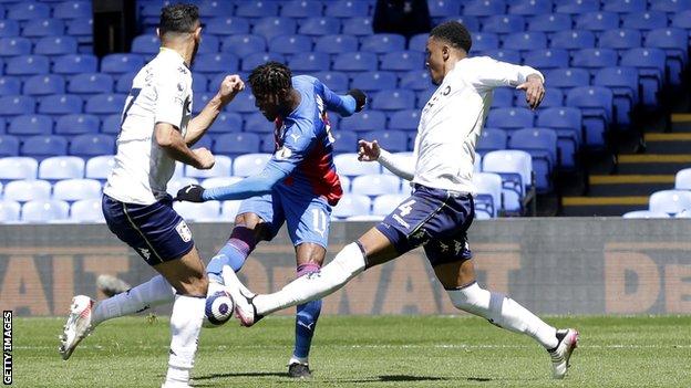 Wilfried Zaha scores