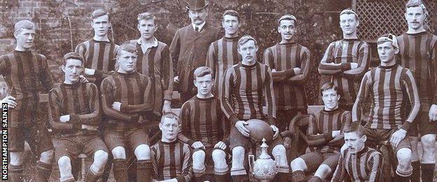 Photo de l'équipe des Northampton Saints 1903 (Frank Anderson à l'arrière, troisième à partir de la droite)