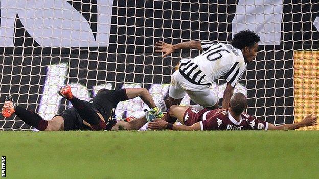 Juan Cuadrado scores Juventus' winning goal at Torino