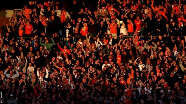 Les fans de Luton lors du match aller de la demi-finale de l'an dernier contre Huddersfield
