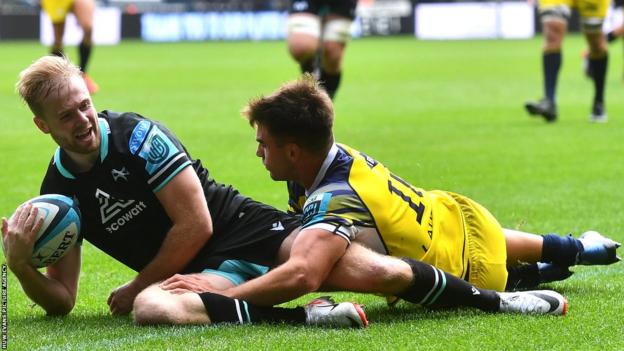 Ospreys wing Mat Protheroe scores against Zebre