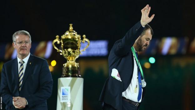 Michael Cheika waves to the crowd