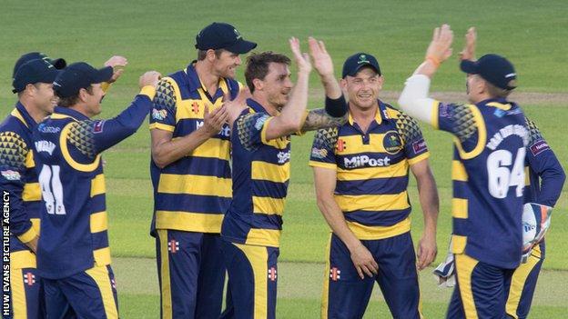 Dale Steyn and Glamorgan celebrate a wicket against Kent