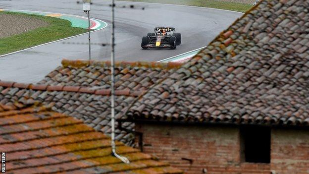Een weergave van daken van huizen met uitzicht op het circuit van Imola terwijl Max Verstappen deelneemt aan de eerste training voor de Emilia Romagna Grand Prix