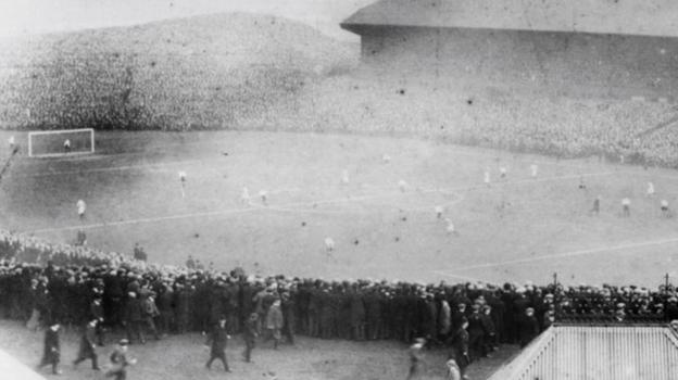 Scottish Cup 1909: No winner as Celtic v Rangers ends in bonfire & riots thumbnail