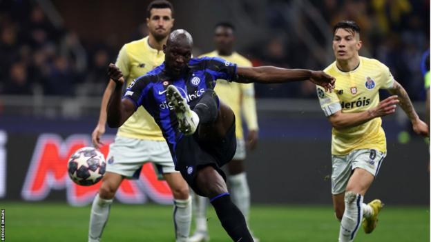 Inter Milan's Romelu Lukaku (centre) heads towards goal but is