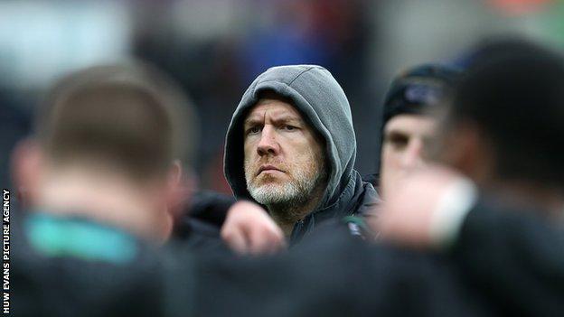 Steve Tandy in the middle of a huddle with Ospreys players