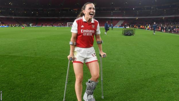 Katie McCabe en muletas tras el partido del Arsenal contra el Bayern de Múnich