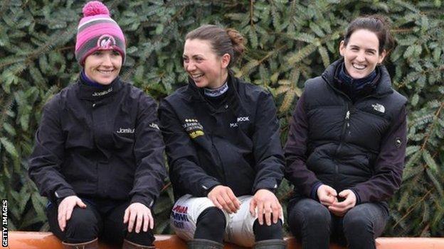 Jockeys Katie Walsh, Bryony Frost et Rachael Blackmore photographiés à Aintree en 2018