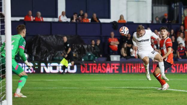 Jarrod Bowen heads the shot  towards Thomas Kaminski