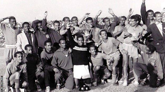 A equipe nacional da Etiópia vitoriosa em 1962 comemora sua vitória na Copa das Nações