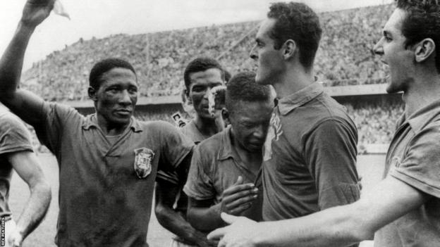 เปเล่ (กลาง) ตอบโต้หลังจากบราซิลเอาชนะสวีเดนเพื่อคว้าแชมป์ฟุตบอลโลกรอบสุดท้ายปี 1958