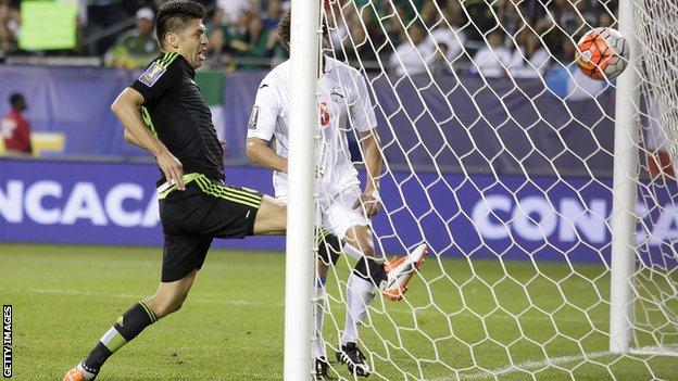 Oribe Peralta scores for Mexico against Cuba