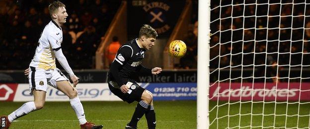 Gavin Reilly scores
