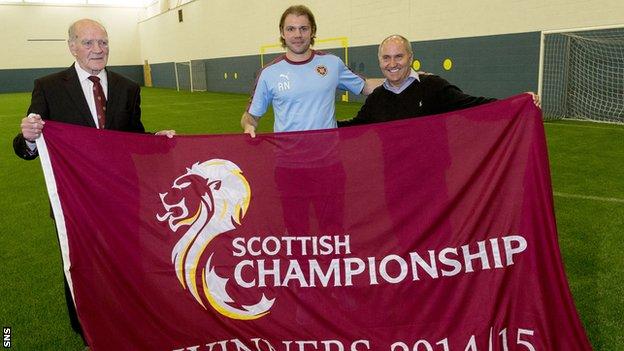 Robbie Neilson (centre) with the Scottish Championship flag