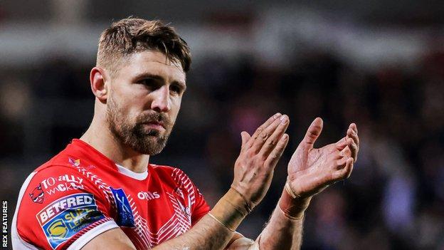 Tommy Makinson surpassed 150 tries for St Helens after scoring a hat-trick of tries against Hull KR