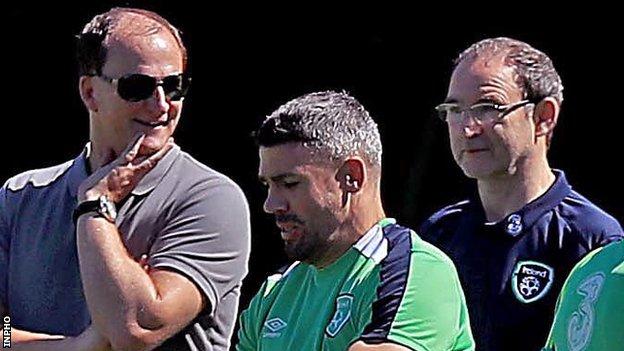 Martin O'Neill (right) watches Walters working with the Republic's medical staff on Thursday