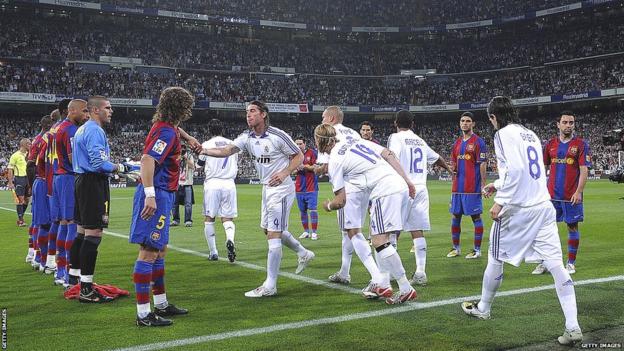 Barcelona give Real Madrid a guard of honour on to the pitch before the teams' league meeting at the Bernabeu in May 2008