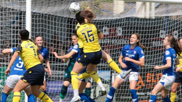 A las mujeres de Oxford United se les ha negado su primer título de división de la Liga Nacional luego de su derrota ante Ipswich en el final de la temporada.