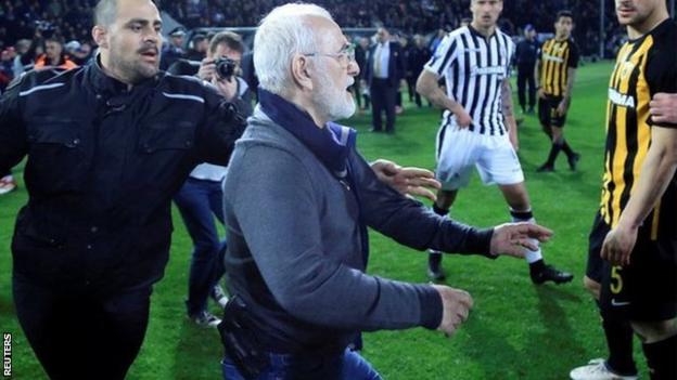 PAOK Salonika president invades pitch