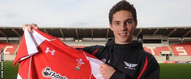 George North avec son premier maillot du Pays de Galles à Scarlets