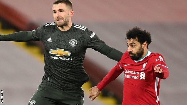 Luke Shaw de Manchester United (à gauche) et Mohamed Salah de Liverpool