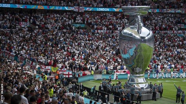 Le gouvernement britannique a autorisé plus de 60 000 fans à assister aux demi-finales et à la finale de l'Euro 2020 à Wembley