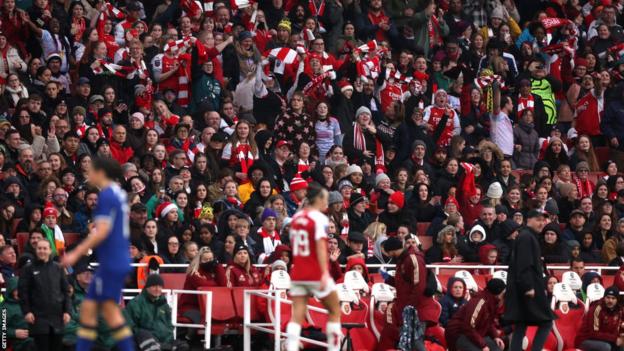 El pasado mes de diciembre, 59.042 personas vieron al Arsenal derrotar al Chelsea por 4-1 en el Emirates Stadium.