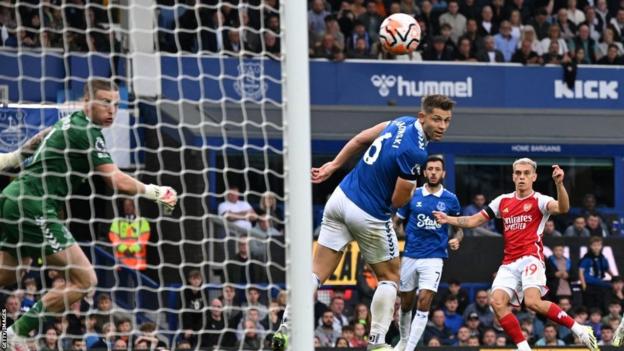 Substitute Leandro Trossard gives Arsenal their fourth win from five Premier League matches this season by hitting the winner at Everton