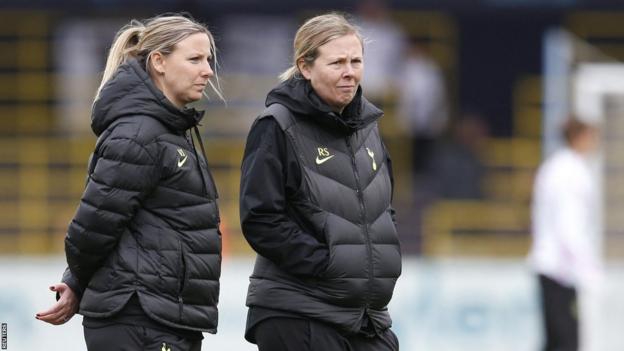 La asistente del gerente del Tottenham Hotspur, Victoria Jepson, y la gerente Rehanne Skinner antes de la Superliga femenina en marzo de 2023