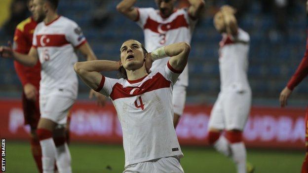 Caglar Soyuncu de Leicester réagit lors du dernier match de qualification de la Turquie au Monténégro, où leur victoire 2-1 n'a pas suffi à renverser les Pays-Bas