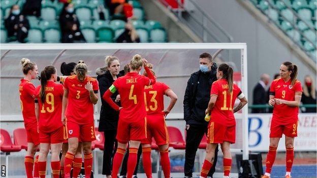 Grainger talking to players during Canada game