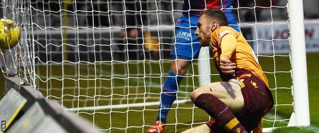 Louis Moult scores for Motherwell